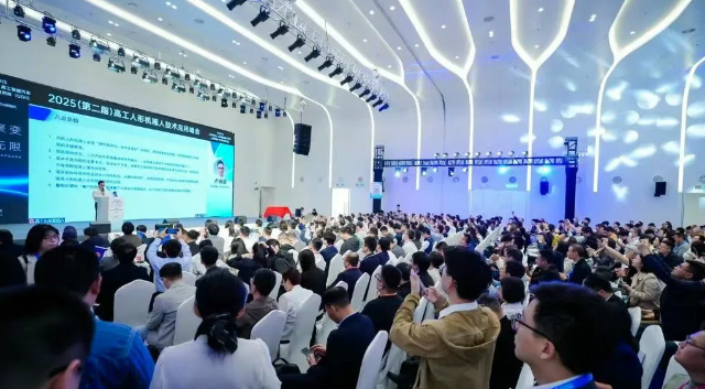 万象城官网awc荣膺机器人双料大奖：人形机器人产业链优质企业 & 中国机器人行业年度卓越供应商奖